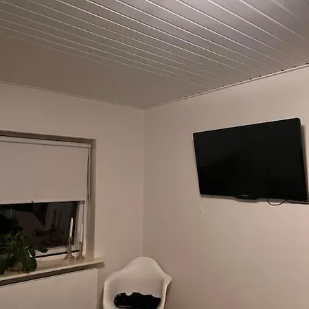 Fint Lille Raekke Hus, Med Egen Indkorsel *