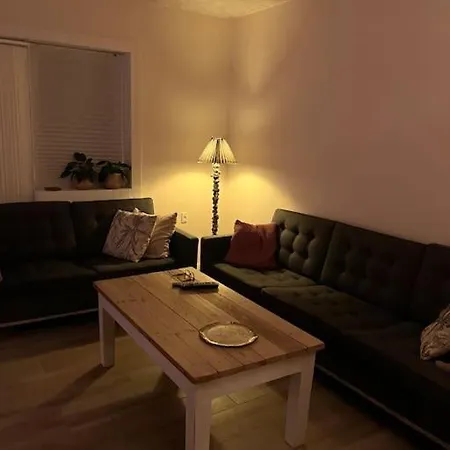 Fint Lille Raekke Hus, Med Egen Indkorsel